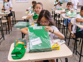 Secretaria de Educação inicia entrega dos Kits escolares para alunos da Rede Municipal