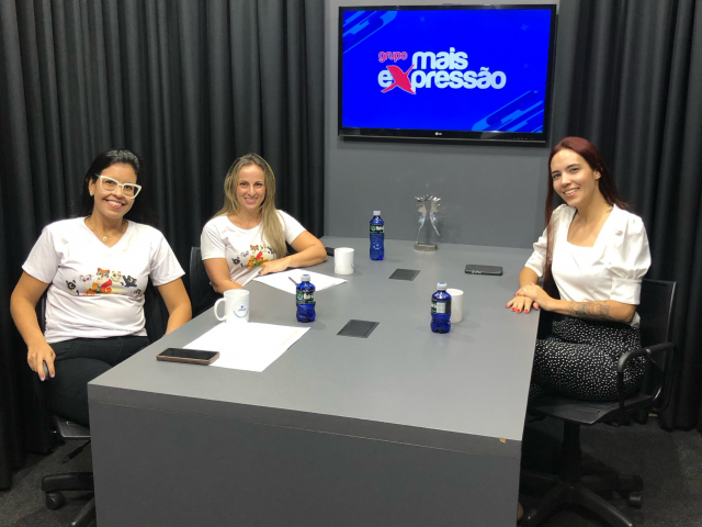 Julia Maestrello com as apresentadoras Flávia Girardi e Nayara Rodrigues.