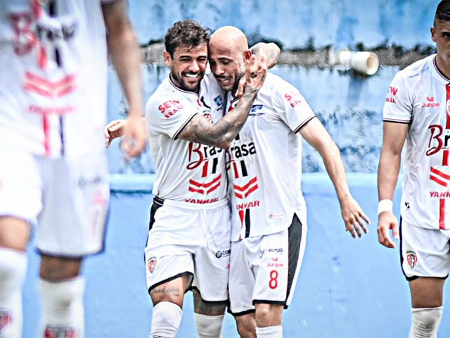 Júnior Caiçara comemora com Richard o primeiro gol do Fantasma