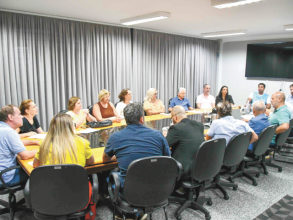 Aposentados da prefeitura pedem extensão de benefícios aos inativos