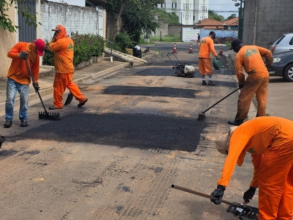 Nova empresa de pavimentação começa operação tapa buraco por toda a cidade