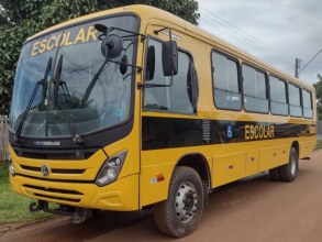 Prefeito Tato Bicudo celebra entrega de três novos ônibus escolares para Elias Fausto