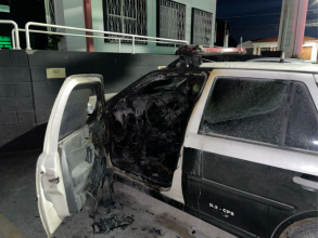 Homem é preso após atear fogo em viatura da Polícia Civil