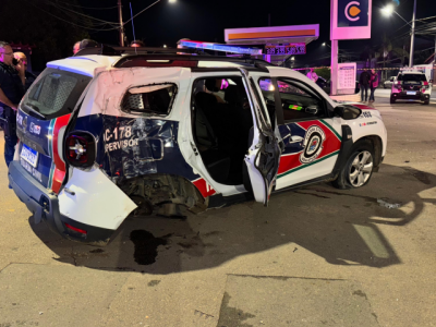 Perseguição de moto termina em acidente entre viatura e carro na Rua dos Indaiás
