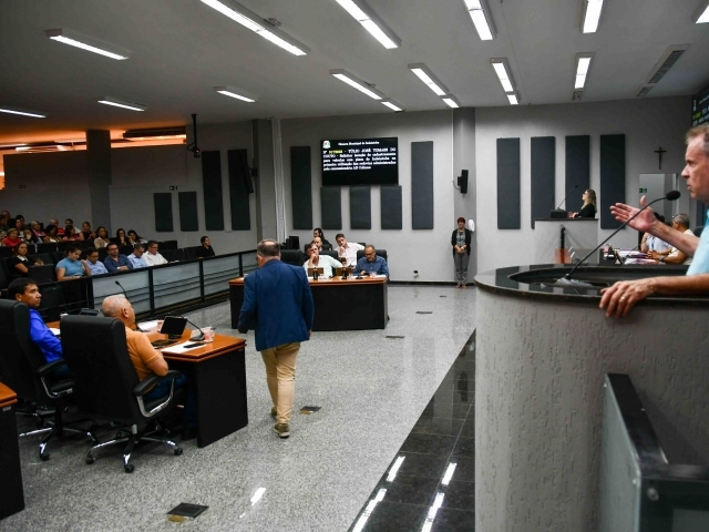 O texto ainda será apreciado em segunda votação
