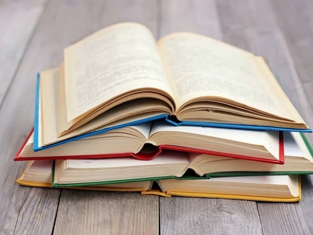 Os livros ficarão disponíveis nas instituições para que os alunos possam explorá-los