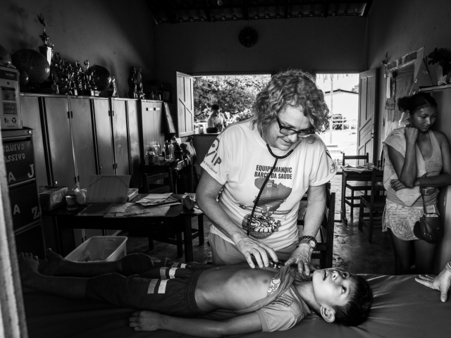 Profissionais e estudantes da expedição Barco da Saúde prestam cuidados médicos e odontológicos