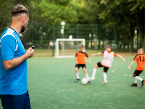 Projeto oferece aulas gratuitas de futebol no campo do Parque Indaiá