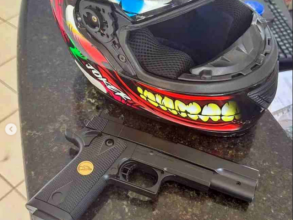 Moto e réplica de arma são apreendidas em patrulhamento