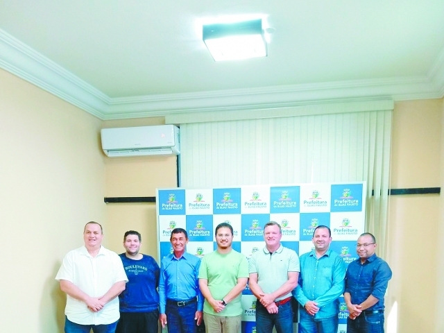  O anúncio foi feito no gabinete do prefeito Tato Bicudo, que recebeu o parlamentar ao lado do vice-prefeito Adriano Luko e dos vereadores