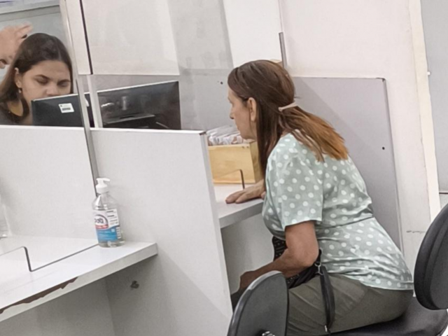 Servidora atendendo mulher no Hospital Dia