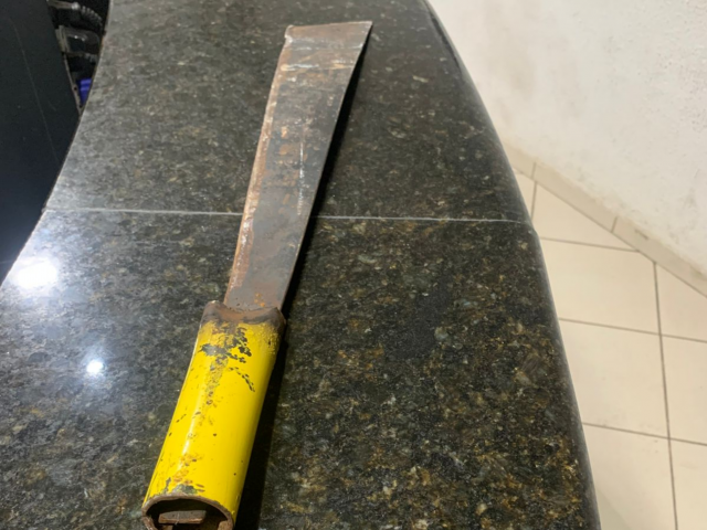 Filho é preso após agredir e ameaçar a mãe com facão