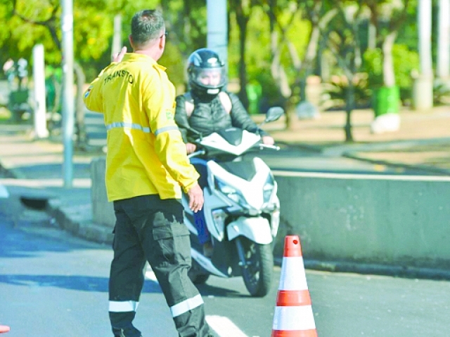 DEMUTRAN, em parceria com o Detran–SP, realiza blitz educativas nas vias públicas mirando especialmente os pedestres e motociclistas, os mais vulneráveis no trânsito