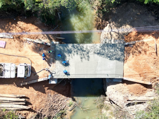 Base da nova ponte da Estrada do Mirim foi concretada pela equipe da Secretaria de Obras
