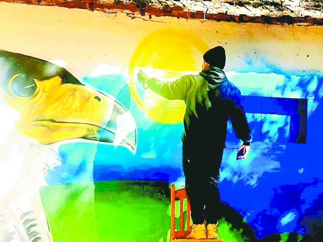 Bonga Mac é um artista visual, grafiteiro e arte-educador