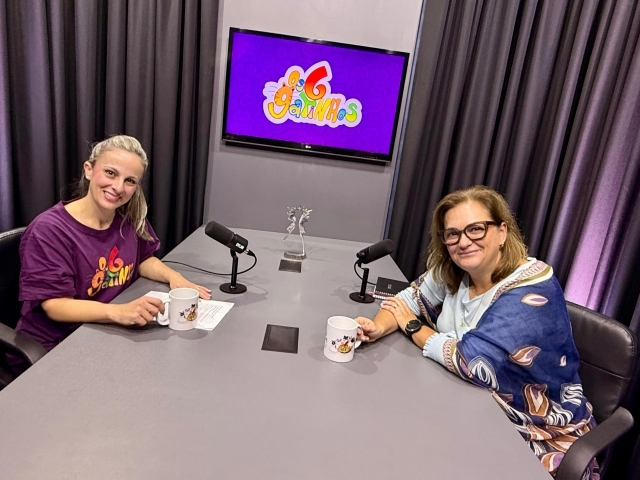 Psicopedagoga Luciana Nunes Vaccari em sua participação no podcast Os 6 Gatinhos