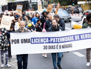 Passeatas em defesa da licença-paternidade tomaram as ruas na véspera do Dia dos Pais
