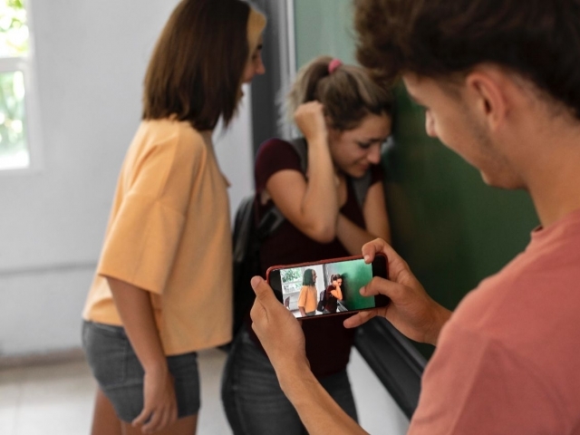 A 'adultização' infantil se refere à exposição precoce de crianças a comportamentos adultos