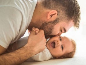 Ampliação da licença-paternidade traria benefícios sociais e desafios trabalhistas