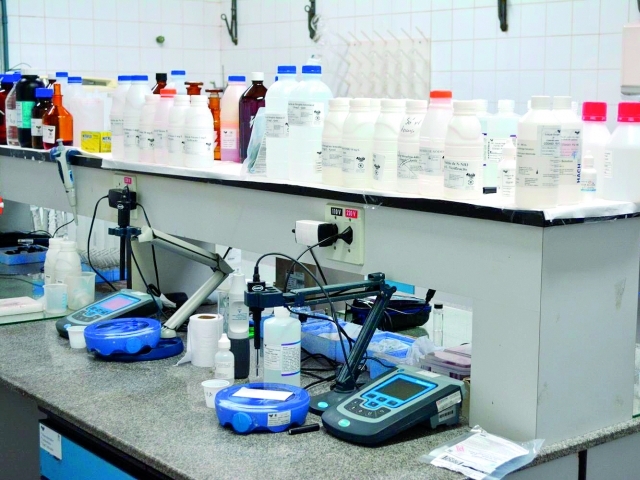 Laboratórios do Saae coletam e analisam amostras de água regularmente