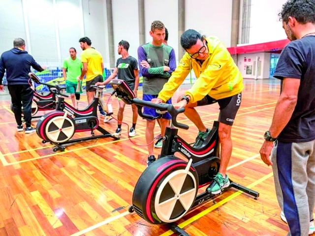 Atleta Susana Schnarndorf participa de atividade de ciclismo no CT Paralímpico, em São Paulo