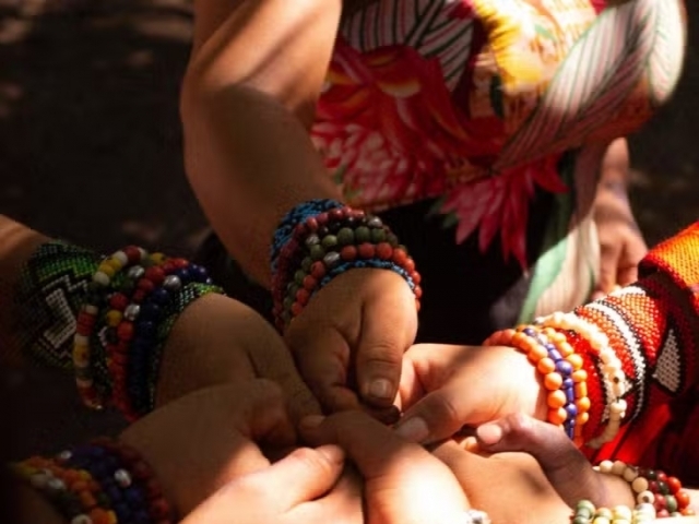 Uma das oficinas será de confecção de pulseiras com sementes de açaí