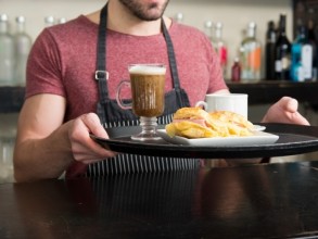 Setor de bares e restaurantes enfrenta falta de mão de obra qualificada mesmo com alta de vagas