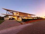 Casa flutuante em SP une arquitetura escultural e engenharia de precisão com apenas quatro apoios