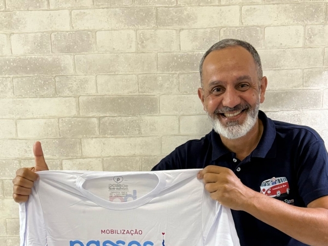 Tio Fininho apresenta a camiseta da Caminhada Passos que Salvam
