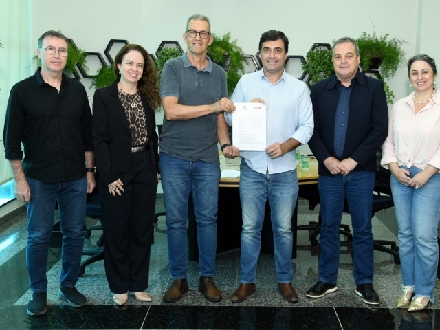 Imagem do Prefeito, secretário de Governo e diretor do Ciesp e suas equipes na assinatura do convênio.
