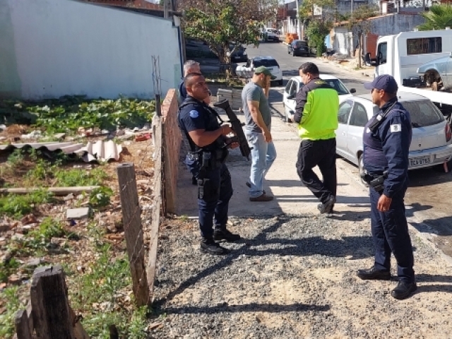Outros 40 que foram adesivados, foram retirados pelos proprietários. 