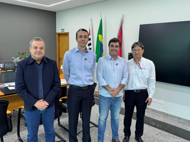O Secretário de Tecnologia, Inovação e Desenvolvimento Econômico; o sócio da RB Investimentos,; o prefeito e o presidente da Yanmar