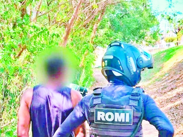 Com máscara e simulando estar armado, homem entrou em comércio