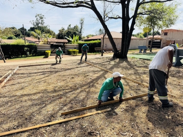 Equipe da Secretaria de Serviços Urbanos trabalha na revitalização da área de lazer do Vale do Sol