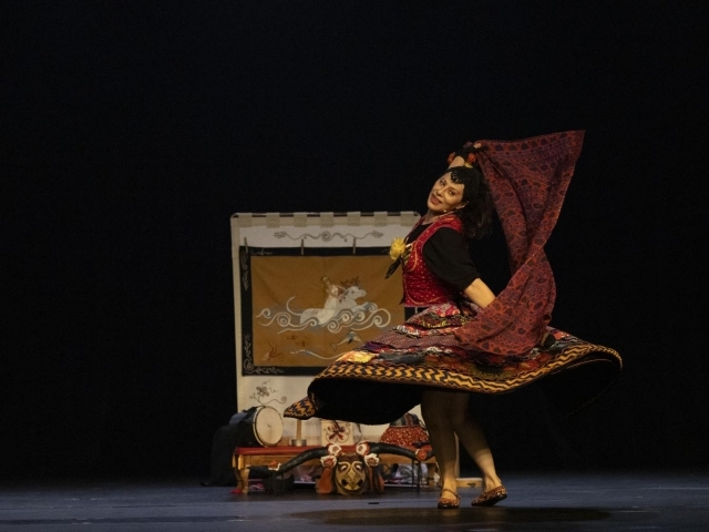 No palco, histórias e lendas ganham forma por meio de máscaras, bonecos e dança