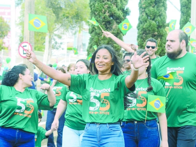 Além dos colaboradores e familiares, a presença da frota do Sumerbol levou ainda mais representatividade para a avenida