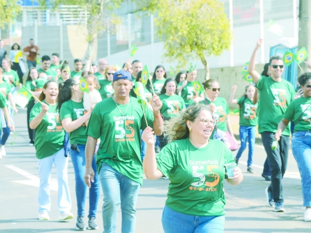 Além dos colaboradores e familiares, a presença da frota do Sumerbol levou ainda mais representatividade para a avenida