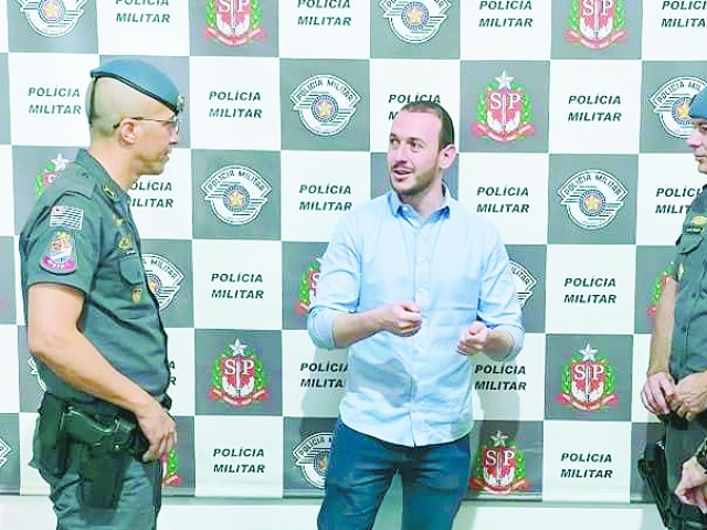 Deputado estadual em visita ao Batalhão em Indaiatuba: nova emenda está prevista para os próximos meses
