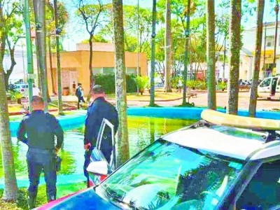 Procurado pela Justiça é preso após denúncia sobre banho irregular em fonte de praça