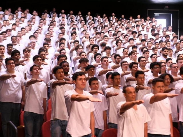 Jovens durante o Juramento a Bandeira. (Foto de arquivo)