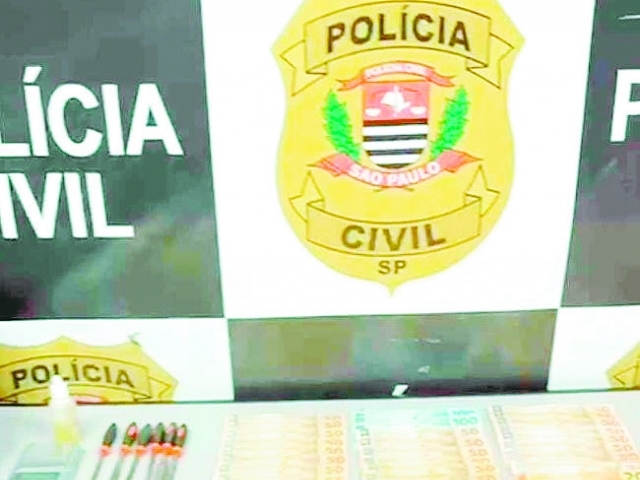 Dinheiro e itens recuperados com golpista, detido em ação conjunta