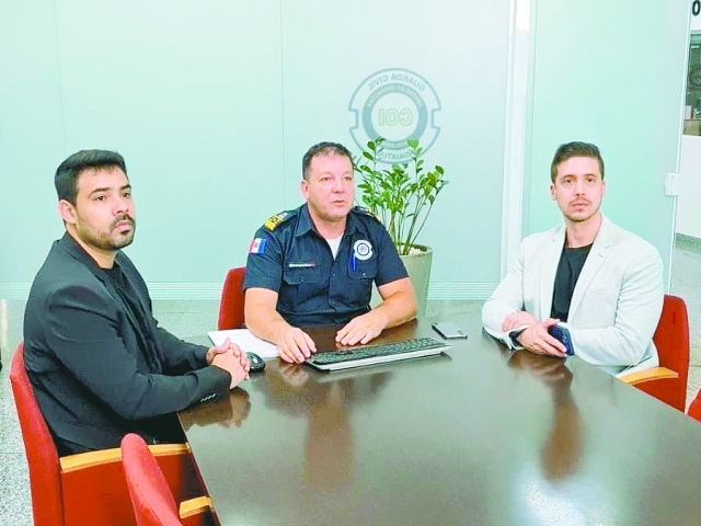 Edson Massaioli, secretário adjunto da Guarda Civil, com as autoridades