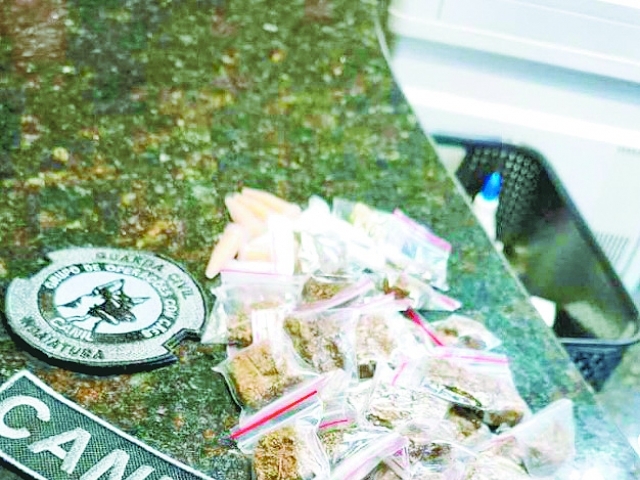 Droga encontrada foi apreendida