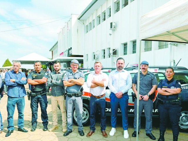 Prefeito Tato Bicudo, Secretário de Segurança Marcelo Henrique, Presidente da Câmara João Carlos Penariol, Vereador Lê Mecânico, GCM’s com os policiais