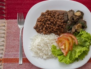 Queridinhos do brasileiro, arroz e feijão ficam mais baratos em agosto, aponta pesquisa da APAS e FIPE