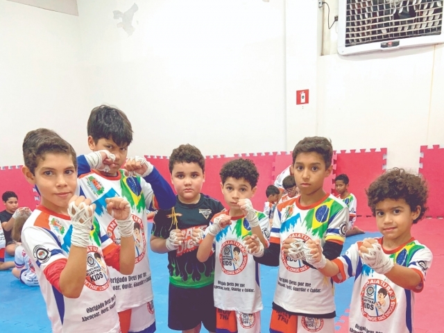 Alunos do projeto social Muay Thai: Longe das Drogas