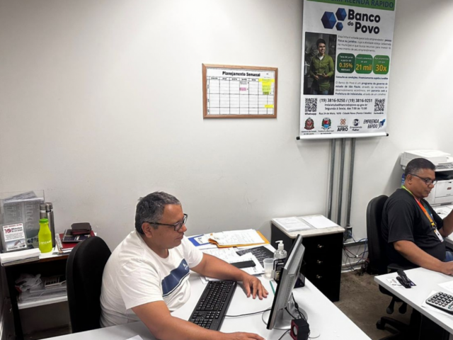 Equipe do Banco do Povo trabalhando.