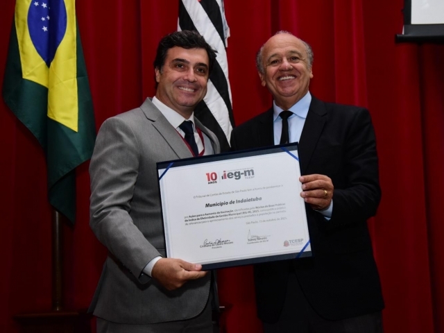 Prefeito Dr. Custódio Tavares recebe certificado das mãos do vice-presidente do TCESP, Dimas Ramalho