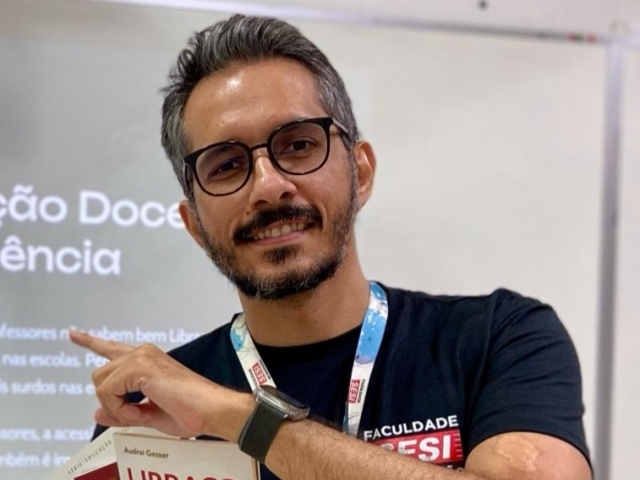 Rafael Cavichiolli Teixeira, professor de Libras