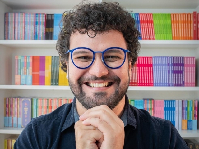 Escritor, contador de histórias e professor, Filipe Macedo é deficiente auditivo e começou se encantar com a Libras há quase 20 anos
